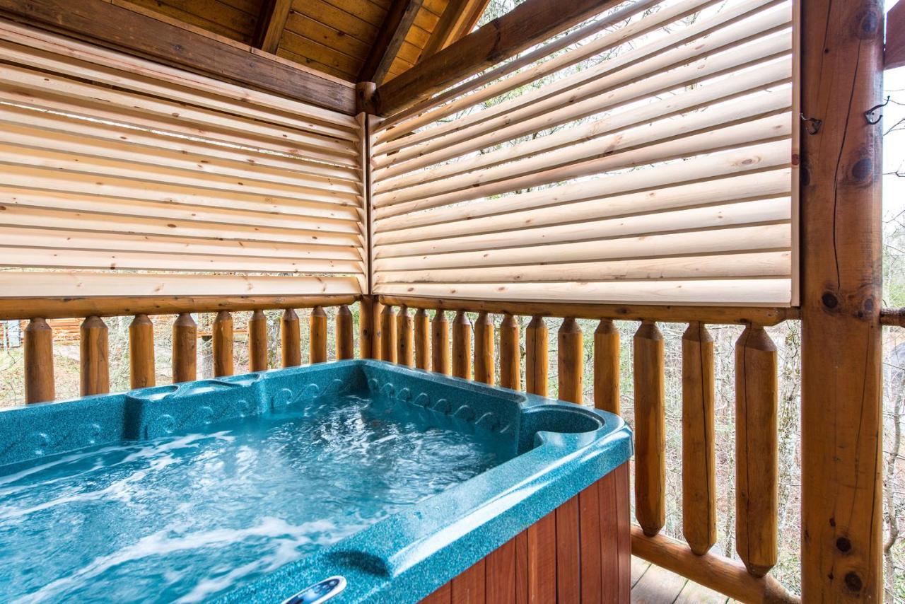 גטלינבורג Secret Romance, 2 Bedrooms, Sleeps 8, Pool Table, Hot Tub, Arcade מראה חיצוני תמונה