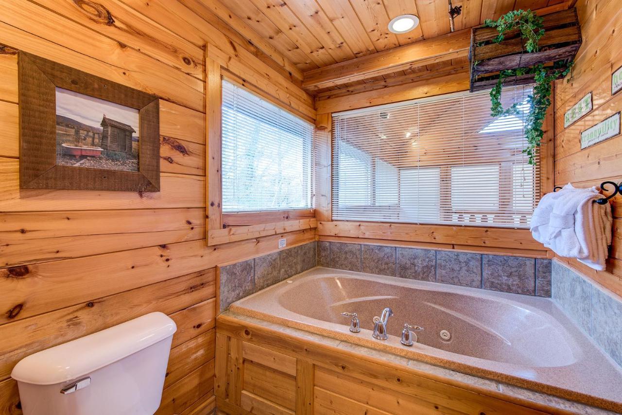 גטלינבורג Secret Romance, 2 Bedrooms, Sleeps 8, Pool Table, Hot Tub, Arcade מראה חיצוני תמונה