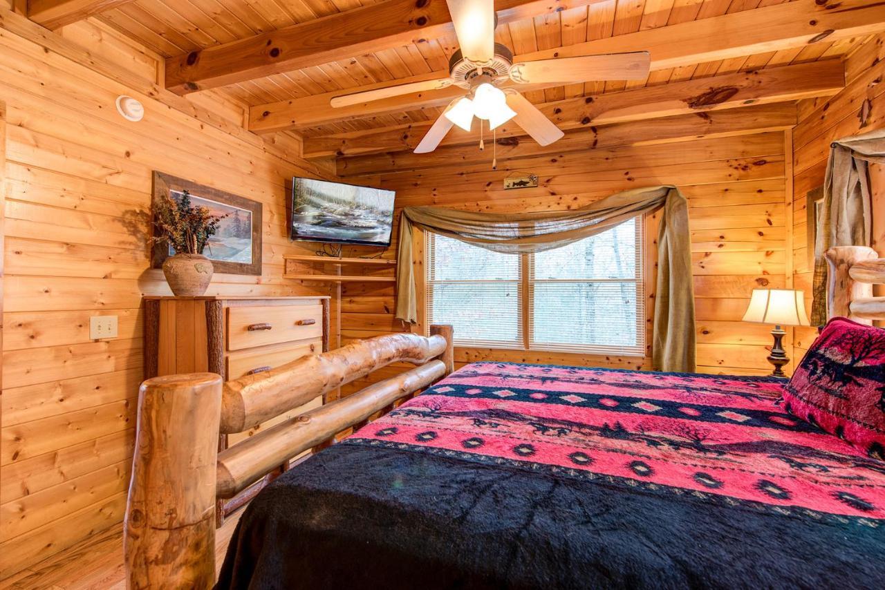 גטלינבורג Secret Romance, 2 Bedrooms, Sleeps 8, Pool Table, Hot Tub, Arcade מראה חיצוני תמונה